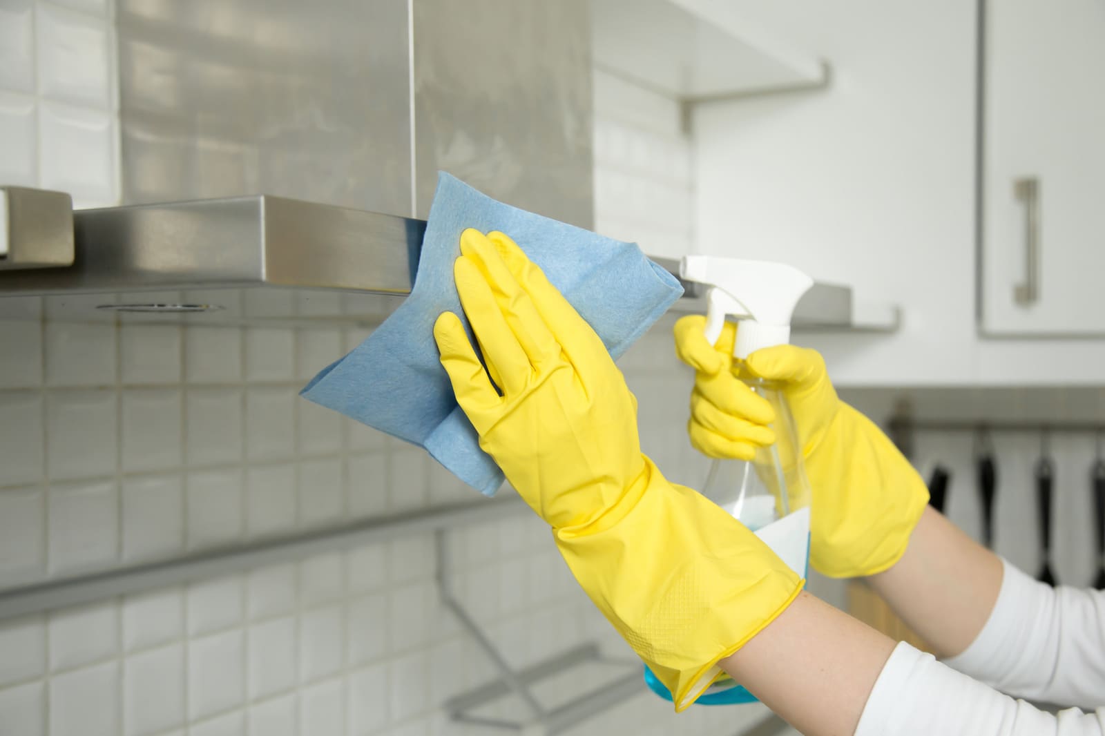 Deep cleaning restaurant kitchen